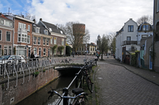 909627 Gezicht op de huizen Hopakker 5 (links) -lager en de zijgevel van het huis Weerdsingel O.Z. 16 te Utrecht, vanaf ...